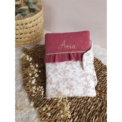 protège carnet santé prénom personnalisé broderie fait main cadeau naissance tissu bébé double gaze