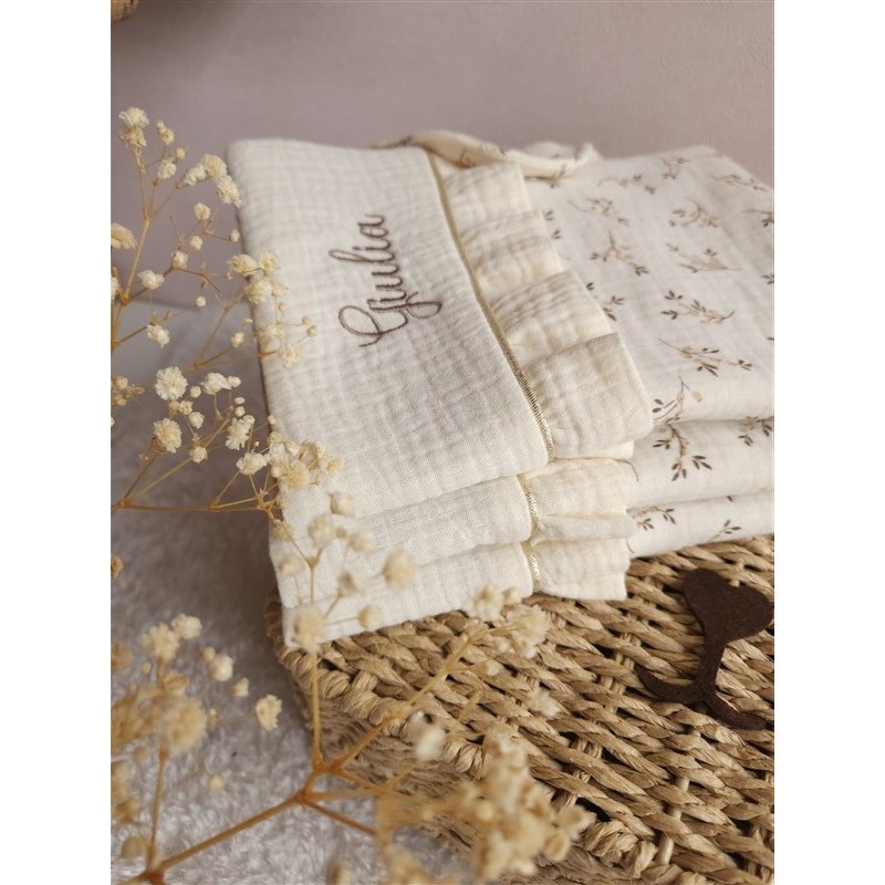 protège carnet santé prénom personnalisé broderie fait main cadeau naissance tissu bébé double gaze