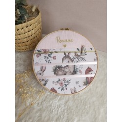 Tambour porte barettes prénom personnalisé broderie tissu bois décoration