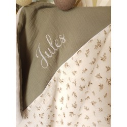 Plaid couverture doudou prénom personnalisé broderie fait main patchwork chambre bébé cadeau naissance anniversaire double gaze