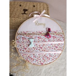 Tambour porte barettes prénom personnalisé broderie tissu bois décoration