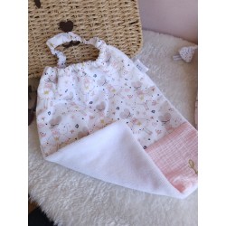 Serviette bavoir maternelle élastique prénom personnalisé broderie fait main enfant cantine