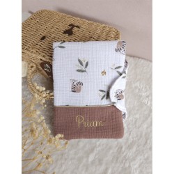 protège carnet santé prénom personnalisé broderie fait main cadeau naissance tissu bébé double gaze