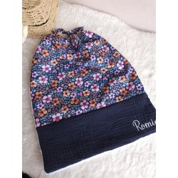 Serviette bavoir maternelle élastique prénom personnalisé broderie fait main enfant cantine