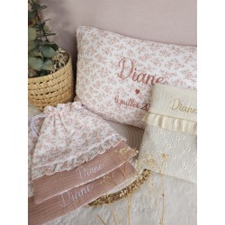 Coussin tissu fait main décoration cadeau naissance chambre prénom personnalisé broderie rectangle