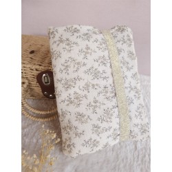 pochette langer nomade prénom personnalisé broderie fait main cadeau naissance tissu change bébé couches accessoires