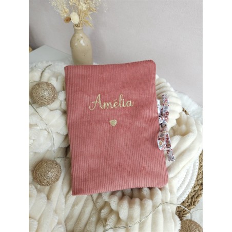 protège carnet santé prénom personnalisé broderie fait main cadeau naissance tissu bébé double gaze