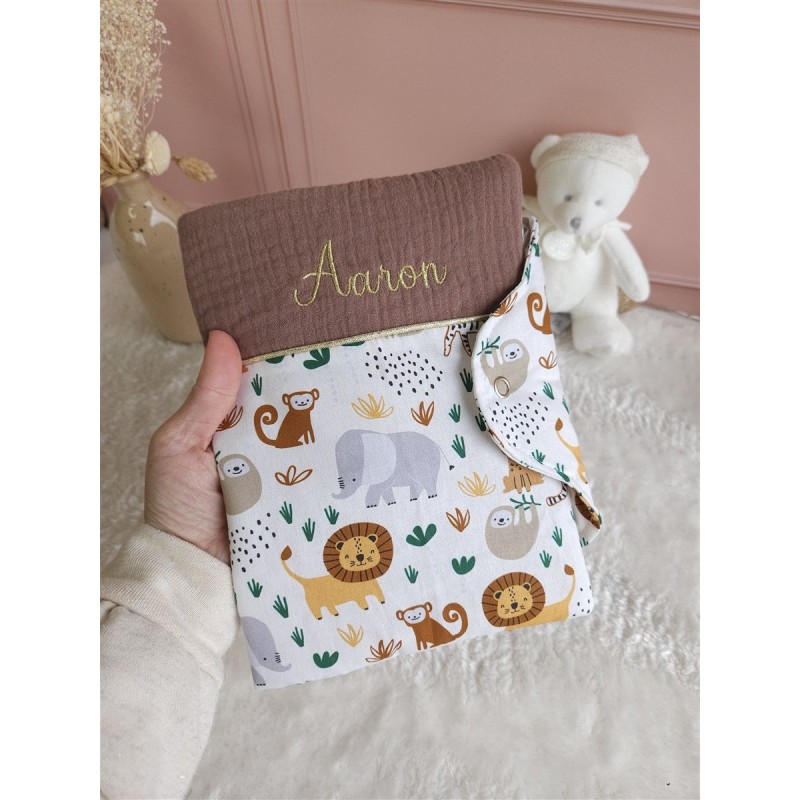 protège carnet santé prénom personnalisé broderie fait main cadeau naissance tissu bébé double gaze