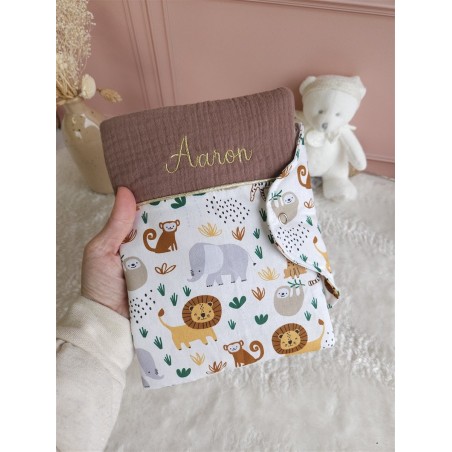 protège carnet santé prénom personnalisé broderie fait main cadeau naissance tissu bébé double gaze