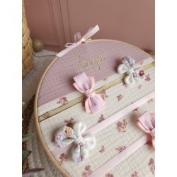 Tambour porte barettes prénom personnalisé broderie tissu bois décoration