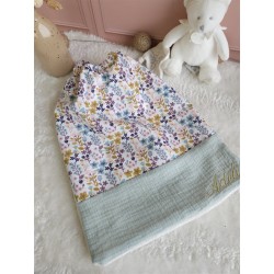 Serviette bavoir maternelle élastique prénom personnalisé broderie fait main enfant cantine