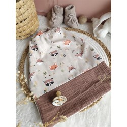 Serviette bavoir maternelle élastique prénom personnalisé broderie fait main enfant cantine