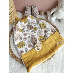 Serviette bavoir maternelle élastique prénom personnalisé broderie fait main enfant cantine