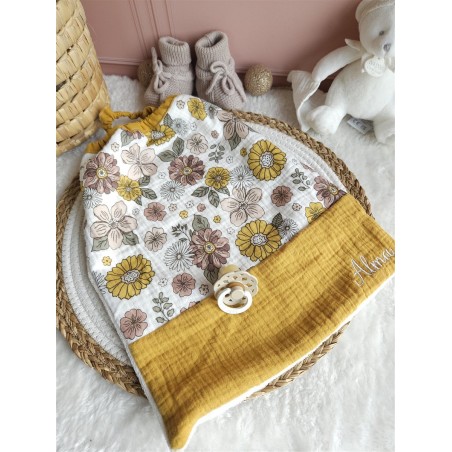 Serviette bavoir maternelle élastique prénom personnalisé broderie fait main enfant cantine