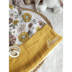 Serviette bavoir maternelle élastique prénom personnalisé broderie fait main enfant cantine