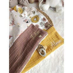 Serviette bavoir maternelle élastique prénom personnalisé broderie fait main enfant cantine