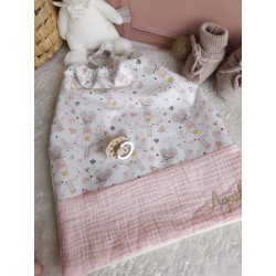 Serviette bavoir maternelle élastique prénom personnalisé broderie fait main enfant cantine