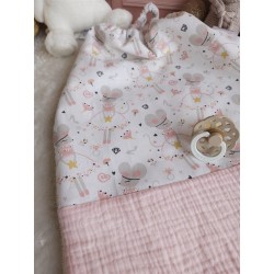 Serviette bavoir maternelle élastique prénom personnalisé broderie fait main enfant cantine