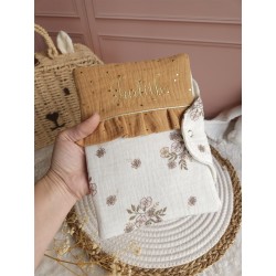 protège carnet santé prénom personnalisé broderie fait main cadeau naissance tissu bébé double gaze