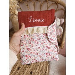 protège carnet santé prénom personnalisé broderie fait main cadeau naissance tissu bébé double gaze