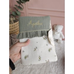 protège carnet santé prénom personnalisé broderie fait main cadeau naissance tissu bébé double gaze