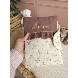 protège carnet santé prénom personnalisé broderie fait main cadeau naissance tissu bébé double gaze