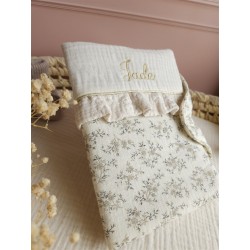 protège carnet santé prénom personnalisé broderie fait main cadeau naissance tissu bébé double gaze