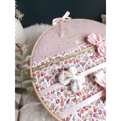 Tambour porte barettes prénom personnalisé broderie tissu bois décoration