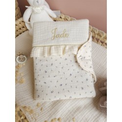 protège carnet santé prénom personnalisé broderie fait main cadeau naissance tissu bébé double gaze