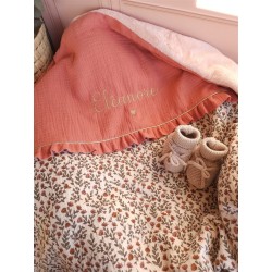 Plaid couverture doudou prénom personnalisé broderie fait main patchwork chambre bébé cadeau naissance anniversaire double gaze