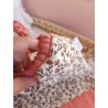 Serviette bavoir maternelle élastique prénom personnalisé broderie fait main enfant cantine