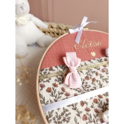 Tambour porte barettes prénom personnalisé broderie tissu bois décoration