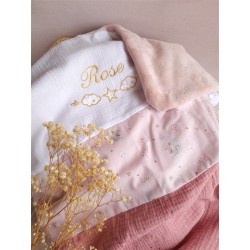 Plaid couverture doudou prénom personnalisé broderie fait main patchwork chambre bébé cadeau naissance anniversaire double gaze