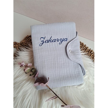 protège carnet santé prénom personnalisé broderie fait main cadeau naissance tissu bébé double gaze