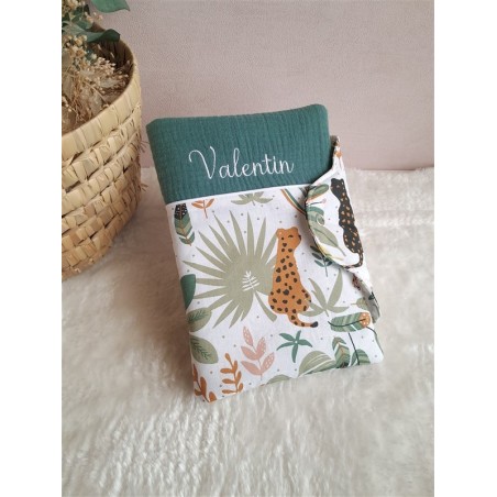 protège carnet santé prénom personnalisé broderie fait main cadeau naissance tissu bébé double gaze