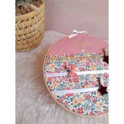 Tambour porte barettes prénom personnalisé broderie tissu bois décoration